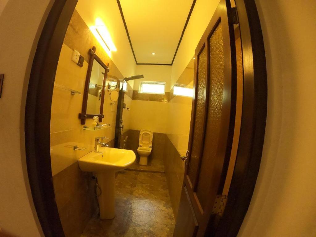 Oyo Kings Hotel Katunayake Exterior photo